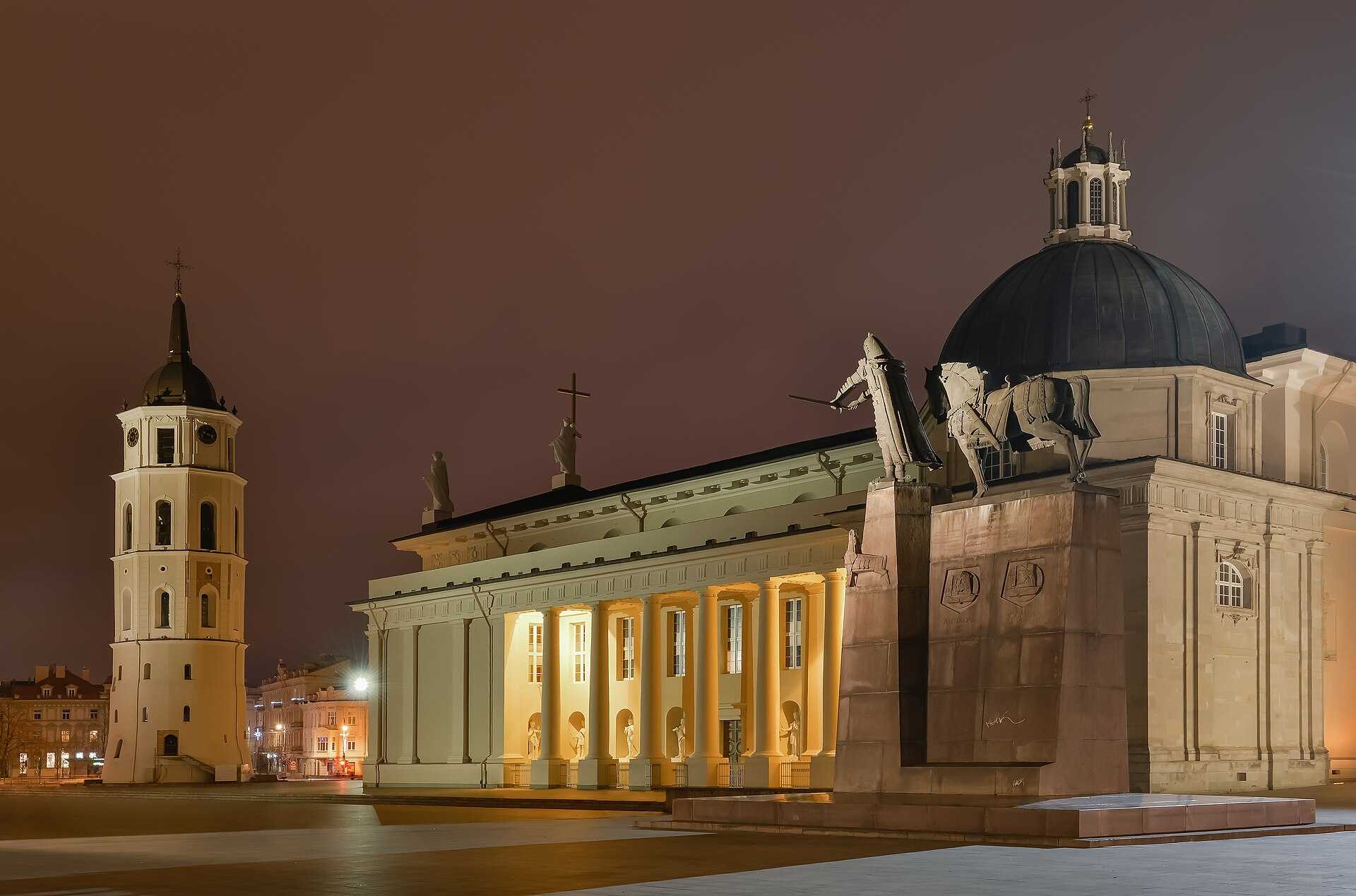 White columned cathedral with a tall bell tower on a wide square